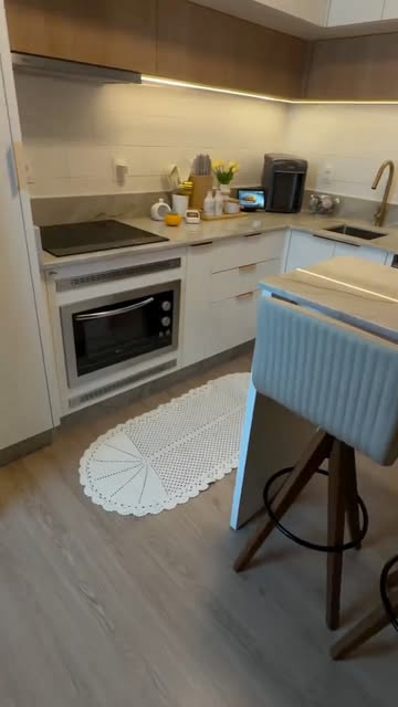 Cozinha compacta planejada em tons claros e madeira