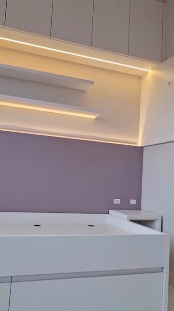 Dormitório sob medida com cama, armários aéreos e iluminação linear