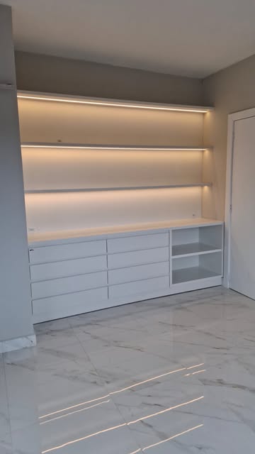 Painel sob medida com gavetas, nichos e prateleiras iluminadas